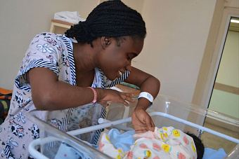 «Здесь холодный климат и очень тёплая дружба»: врачи роддома городской больницы №14 помогли гражданке Нигерии стать мамой