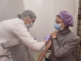 Медицинские работники увеличивают число пунктов вакцинации в торговых центрах Екатеринбурга   