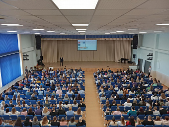 Представитель регионального Минздрава рассказал свердловским школьникам, как бесплатно поступить в медуниверситет и медколледж