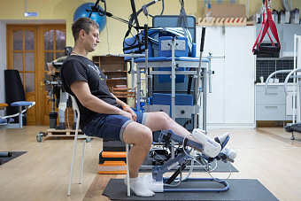 Уральские врачи заново научили ходить екатеринбуржца, который получил травму во время футбольного матча