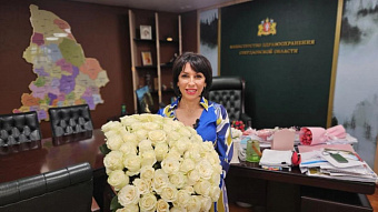 Татьяна Савинова направила в больницы цветы и лично подписала открытки для коллег