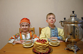 Эксперт по детскому здоровью рассказал родителям, какие особенности растущего организма нужно учесть, накрывая стол на Масленицу