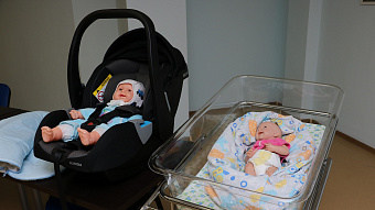 Молодых родителей Свердловской области регулярно обучают правилам транспортировки малыша в автотранспорте 