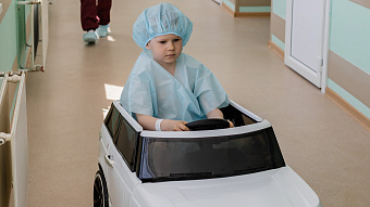 В операционную — на машине: в Областной детской больнице пополнился парк электромобилей для маленьких пациентов