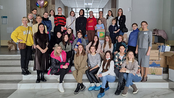 Главные мамы Екатеринбурга и Урала привезли игрушки с секретом для маленьких пациентов Областной детской больницы