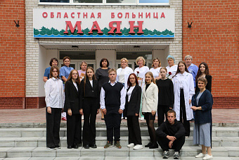 «От знаний – к практике»: специалисты Областной больницы «Маян» помогают школьникам сделать первые шаги в медицину 