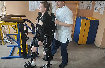 Свердловчанка с редким синдромом Гийена-Барре вновь начинает ходить благодаря экзоскелету, помощи медиков и эффективной реабилитации