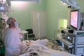 Свердловские врачи впервые реконструировали пищевод из желудка малотравматичным методом и вернули молодой девушке возможность нормально питаться