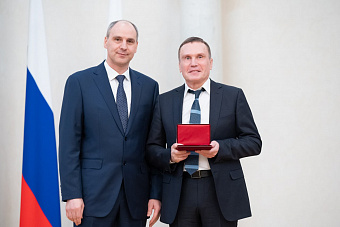 Денис Паслер вручил государственные награды трём специалистам свердловских учреждений здравоохранения