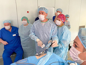 Свердловские хирурги впервые прооперировали юную пациентку с опухолью надпочечника по наименее травматичной методике