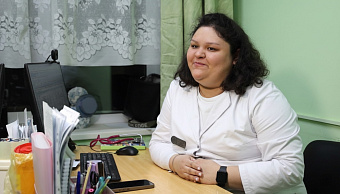 Молодая серовчанка завершила обучение в УГМУ по целевому направлению городской больницы и начала приём маленьких пациентов