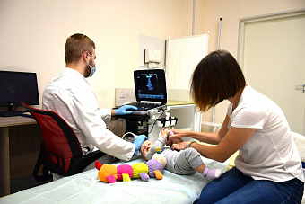 Зачем малышу в первый год жизни нужны профосмотры и не вреден ли ему ультразвук? Отвечают наши эксперты.