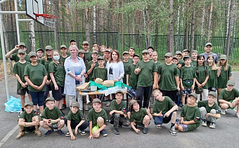 Свердловские медики посетили юных патриотов в летнем оздоровительном лагере и провели для них профориентационные игры