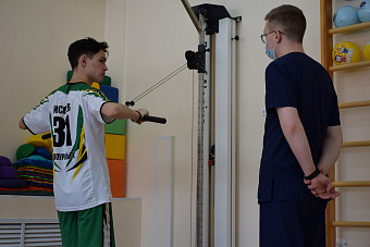 Свердловские медики спасли юного хоккеиста после тяжёлого ДТП и помогают ему снова выйти на лёд