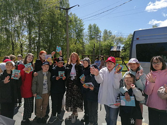 Медики и военные спели песни для юных уральцев в честь первого дня лета и праздника всех детей