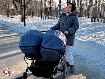 Врачи помогли березовчанке с редким заболеванием стать мамой двойняшек и выходили малышей, родившихся с весом менее килограмма