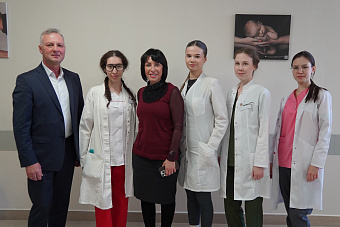 Более 1,3 тысячи выпускников Свердловского областного медколледжа в 2026 году получат сразу две специальности