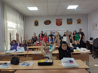 Наборы для школы от преподавателей-медиков и активистов Российского Красного Креста получили 548 маленьких уральцев