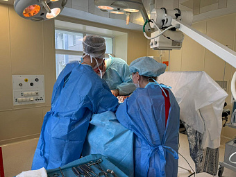 Свердловские врачи вернули к жизни мужчину, у которого после падения тракторного моста весом около тонны 7 минут не билось сердце