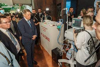 Михаил Мурашко ознакомился с высокотехнологичными медицинскими изделиями, производимыми в Свердловской области