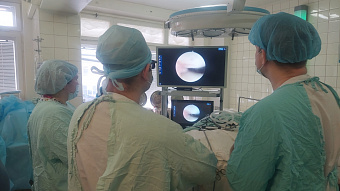 Первоуральские врачи успешно провели первую малотравматичную операцию на коленном суставе 40-летней пациентке с помощью нового оборудования