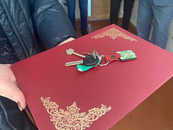 На Среднем Урале двум врачам вручили ключи от квартир 