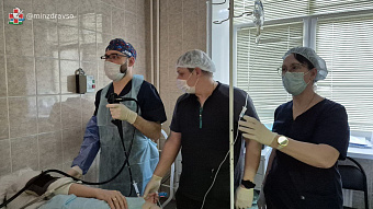 Эндоскописты ГКБ №40 без операции избавили молодого мужчину от 6-сантиметровой пластиковой насадки от спрея в желудке