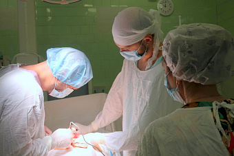 Свердловские хирурги удалили у пациентки гигантскую опухоль весом 3,5 килограмма, которую считали неоперабельной