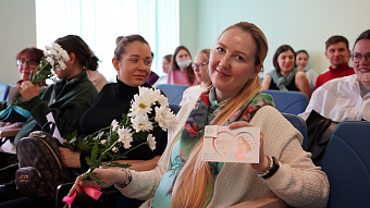 Накануне Дня беременных будущие мамы в Екатеринбургском клиническом перинатальном центре практиковались в пеленании малышей