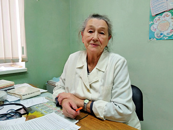 «Я уже не смогу без этой работы», — говорит фельдшер-педиатр Раиса Зарипова, которая 55 лет лечит детей на севере нашего региона
