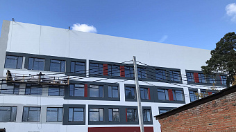 Главное сейчас — инженерные сети, но и красота уже есть: новая поликлиника в Артёмовском обретает своё лицо