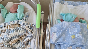 Врачи Областной детской клинической больницы выходили братьев-близнецов, рождённых с весом всего один килограмм