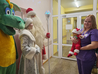 Педагоги, школьники, волонтёры и представители Следственного комитета поздравили пациентов больниц с наступающим Новым годом
