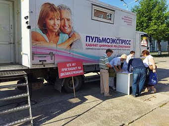 Более 300 сотрудников детских садов и школ Кировского района Екатеринбурга уже прошли выездную диспансеризацию на рабочем месте в июне