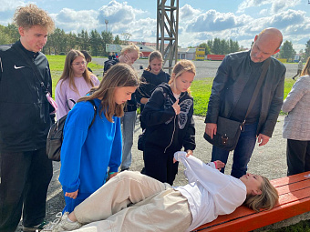 Медики детской больницы Первоуральска в канун нового учебного года оценили навыки школьников по оказанию доврачебной помощи
