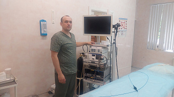 Новое оборудование позволило первоуральским эндоскопистам увидеть у пациента подозрительное новообразование в толстой кишке