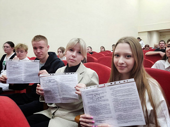 «Хочу спасать жизни»: первокурсники-целевики Свердловского областного медколледжа рассказали, почему выбрали медицину