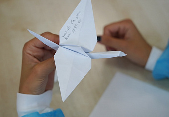 Волонтёры Победы помогли маленьким пациентам в стационарах Серова сделать бумажных журавликов для скорейшего выздоровления