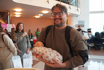 Медики Екатеринбургского клинического перинатального центра обучили свыше 50 будущих пап пеленанию новорождённых малышей