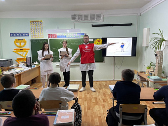 Волонтёры-медики учат школьников распознавать инсульт и грамотно действовать в случае беды