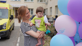 В Екатеринбургском клиническом перинатальном центре медики украсили цветами «Дорогу к счастью»