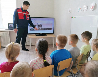 Врач Центра медицины катастроф дал советы родителям первоклассников о безопасности на дорогах в дни каникул