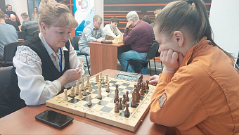 Партия в шахматы, экскурсия по цеху и новые знакомства: первоуральские медики побывали в гостях у металлургов