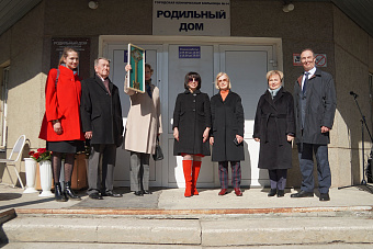 Татьяна Савинова открыла мемориальную доску Любови Лебедевой на роддоме, которому присвоено имя легендарного доктора