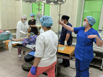 Медики Сухоложской районной больницы выполнили первую в истории медучреждения артроскопию 65-летней пациентке