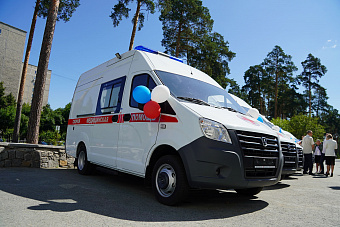 Вручение новых автомашин скорой помощи свердловским больницам