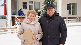 Андрей Карлов вручил ключи от 41 автомобиля отечественного производства представителям свердловских больниц