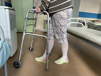 Врачи успешно прооперировали и поставили на ноги 78-летнюю петербурженку, которую сбили самокатчики