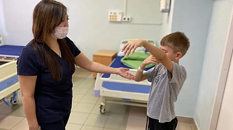 Около 2,3 тысячи маленьких уральцев ежедневно проходят профилактические осмотры в Свердловской области