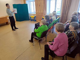 Кто куда, а мы за парту: врачи Кировградской центральной городской больницы ведут занятия для ветеранов в Школе пожилого возраста